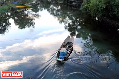 Con kênh trong xanh chạy xung quanh Khu du lịch Bò Cạp Vàng. Du khách thoải mái bơi lội giữa khung cảnh sông nước của khu du lịch Bò Cạp Vàng. Phong cảnh bình dị làng quê Việt Nam ở không gian du lịch Bò Cạp Vàng. Với hệ thống kênh, rạch bao bọc, khu du lịch Bò Cạp Vàng có nhiều cây cầu khỉ lắt lẻo như ở một chốn đồng quê Nam Bộ. Du khách thích thú với nhiều trò chơi dưới nước ở khu du lịch Bò Cạp Vàng. Du khách thỏa thích đi thuyền trải nghiệm bốn bề sóng nước. Trang trí đồ gỗ chạm khắc được trưng bày ở khu du lịch Bò Cạp Vàng. Những tiểu cảnh tái hiện lại những sinh hoạt vùng quê Nam Bộ gây tò mò và thích thú cho du khách. Bò Cạp Vàng cũng là nơi để du khách có thể khám phá những nét độc đáo về ẩm thực Việt. Đặc sản giải khát dừa nước được du khách ưa thích khi đến với Bò Cạp Vàng. Du khách vui chơi giữa không gian xanh mát của khu du lịch Bò Cạp Vàng.