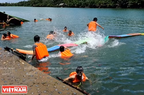 Con kênh trong xanh chạy xung quanh Khu du lịch Bò Cạp Vàng. Du khách thoải mái bơi lội giữa khung cảnh sông nước của khu du lịch Bò Cạp Vàng. Phong cảnh bình dị làng quê Việt Nam ở không gian du lịch Bò Cạp Vàng. Với hệ thống kênh, rạch bao bọc, khu du lịch Bò Cạp Vàng có nhiều cây cầu khỉ lắt lẻo như ở một chốn đồng quê Nam Bộ. Du khách thích thú với nhiều trò chơi dưới nước ở khu du lịch Bò Cạp Vàng. Du khách thỏa thích đi thuyền trải nghiệm bốn bề sóng nước. Trang trí đồ gỗ chạm khắc được trưng bày ở khu du lịch Bò Cạp Vàng. Những tiểu cảnh tái hiện lại những sinh hoạt vùng quê Nam Bộ gây tò mò và thích thú cho du khách. Bò Cạp Vàng cũng là nơi để du khách có thể khám phá những nét độc đáo về ẩm thực Việt. Đặc sản giải khát dừa nước được du khách ưa thích khi đến với Bò Cạp Vàng. Du khách vui chơi giữa không gian xanh mát của khu du lịch Bò Cạp Vàng.
