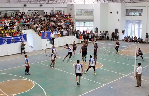 Trận đấu giữa đội Hưng Nguyên (áo trắng) và đội thành phố Vinh (áo đen). Ảnh: Thanh Tùng - TTXVN