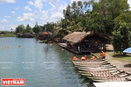 Con kênh trong xanh chạy xung quanh Khu du lịch Bò Cạp Vàng. Du khách thoải mái bơi lội giữa khung cảnh sông nước của khu du lịch Bò Cạp Vàng. Phong cảnh bình dị làng quê Việt Nam ở không gian du lịch Bò Cạp Vàng. Với hệ thống kênh, rạch bao bọc, khu du lịch Bò Cạp Vàng có nhiều cây cầu khỉ lắt lẻo như ở một chốn đồng quê Nam Bộ. Du khách thích thú với nhiều trò chơi dưới nước ở khu du lịch Bò Cạp Vàng. Du khách thỏa thích đi thuyền trải nghiệm bốn bề sóng nước. Trang trí đồ gỗ chạm khắc được trưng bày ở khu du lịch Bò Cạp Vàng. Những tiểu cảnh tái hiện lại những sinh hoạt vùng quê Nam Bộ gây tò mò và thích thú cho du khách. Bò Cạp Vàng cũng là nơi để du khách có thể khám phá những nét độc đáo về ẩm thực Việt. Đặc sản giải khát dừa nước được du khách ưa thích khi đến với Bò Cạp Vàng. Du khách vui chơi giữa không gian xanh mát của khu du lịch Bò Cạp Vàng.