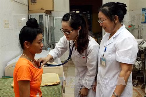 Bác sĩ Doãn Thanh Hương (giữa) chuyên ngành ngoại - sản tình nguyện từ Hà Nội về công tác tại Trung tâm Y tế huyện Mường Ảng (Điện Biên), một trong 62 huyện nghèo của cả nước. Ảnh: Dương Ngọc - TTVVN