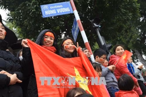 Người hâm mộ tại Thủ đô Hà Nội với băng rôn, cờ và hoa chào đón Đội tuyển U23 Việt Nam. Ảnh: Minh Quyết - TTXVN Bộ trưởng Chủ nhiệm Văn phòng Chính phủ Mai Tiến Dũng và Thanh niên Văn phòng Chính phủ chào đón Đội tuyển U23 Việt Nam. Ảnh: Thống Nhất - TTXVN Tối 28/1/2018, tại Trụ sở Chính phủ, Thủ tướng Nguyễn Xuân Phúc gặp mặt Đội tuyển bóng đá U23 Việt Nam đoạt thành tích cao tại Giải vô địch Bóng đá U23 châu Á 2018. Trong ảnh: Thủ tướng Nguyễn Xuân Phúc và các cầu thủ tại buổi gặp mặt. Ảnh: Thống Nhất - TTXVN Đội tuyển U23 Việt Nam tặng bóng và áo lưu niệm cho Thủ tướng Nguyễn Xuân Phúc. Ảnh: Thống Nhất-TTXVN Thủ tướng Nguyễn Xuân Phúc và Phó Thủ tướng Vũ Đức Đam với các cầu thủ Đội tuyển bóng đá U23 Việt Nam. Ảnh: Thống Nhất-TTXVN