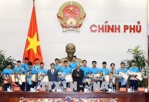 Người hâm mộ tại Thủ đô Hà Nội với băng rôn, cờ và hoa chào đón Đội tuyển U23 Việt Nam. Ảnh: Minh Quyết - TTXVN Bộ trưởng Chủ nhiệm Văn phòng Chính phủ Mai Tiến Dũng và Thanh niên Văn phòng Chính phủ chào đón Đội tuyển U23 Việt Nam. Ảnh: Thống Nhất - TTXVN Tối 28/1/2018, tại Trụ sở Chính phủ, Thủ tướng Nguyễn Xuân Phúc gặp mặt Đội tuyển bóng đá U23 Việt Nam đoạt thành tích cao tại Giải vô địch Bóng đá U23 châu Á 2018. Trong ảnh: Thủ tướng Nguyễn Xuân Phúc và các cầu thủ tại buổi gặp mặt. Ảnh: Thống Nhất - TTXVN Đội tuyển U23 Việt Nam tặng bóng và áo lưu niệm cho Thủ tướng Nguyễn Xuân Phúc. Ảnh: Thống Nhất-TTXVN Thủ tướng Nguyễn Xuân Phúc và Phó Thủ tướng Vũ Đức Đam với các cầu thủ Đội tuyển bóng đá U23 Việt Nam. Ảnh: Thống Nhất-TTXVN