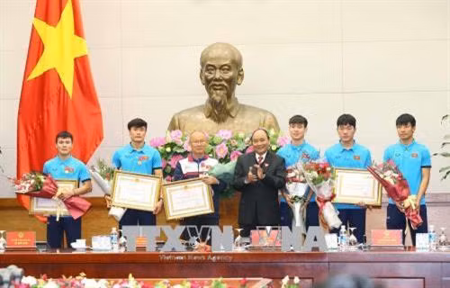 Thủ tướng Nguyễn Xuân Phúc trao tặng Huân chương Lao động hạng Nhất cho Tập thể Đội tuyển U23 Việt Nam; Huân chương Lao động hạng Ba cho thủ môn Bùi Tiến Dũng, Tiền vệ Nguyễn Quang Hải và Huấn luyện viên Park Hang- seo. Ảnh: Doãn Tấn - TTXVN.