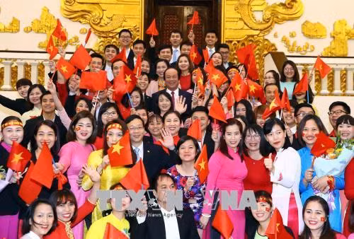 Người hâm mộ tại Thủ đô Hà Nội với băng rôn, cờ và hoa chào đón Đội tuyển U23 Việt Nam. Ảnh: Minh Quyết - TTXVN Bộ trưởng Chủ nhiệm Văn phòng Chính phủ Mai Tiến Dũng và Thanh niên Văn phòng Chính phủ chào đón Đội tuyển U23 Việt Nam. Ảnh: Thống Nhất - TTXVN Tối 28/1/2018, tại Trụ sở Chính phủ, Thủ tướng Nguyễn Xuân Phúc gặp mặt Đội tuyển bóng đá U23 Việt Nam đoạt thành tích cao tại Giải vô địch Bóng đá U23 châu Á 2018. Trong ảnh: Thủ tướng Nguyễn Xuân Phúc và các cầu thủ tại buổi gặp mặt. Ảnh: Thống Nhất - TTXVN Đội tuyển U23 Việt Nam tặng bóng và áo lưu niệm cho Thủ tướng Nguyễn Xuân Phúc. Ảnh: Thống Nhất-TTXVN Thủ tướng Nguyễn Xuân Phúc và Phó Thủ tướng Vũ Đức Đam với các cầu thủ Đội tuyển bóng đá U23 Việt Nam. Ảnh: Thống Nhất-TTXVN