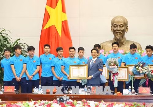Phó Thủ tướng Vũ Đức Đam trao tặng Bằng khen của Thủ tướng Chính phủ cho các cầu thủ Đội tuyển U23 Việt Nam. Ảnh: Doãn Tấn - TTXVN.