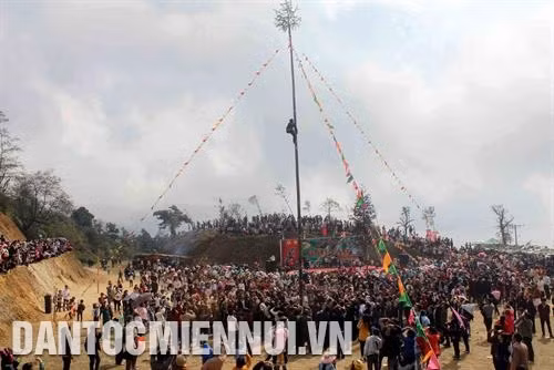 Du khách và đồng bào dân tộc cùng tham gia thi trèo cây tre tại lễ hội Gầu Tào đầu Xuân 2019. Ảnh: Việt Hoàng