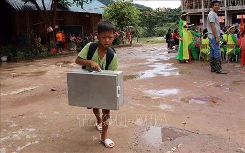 Do trời mưa, đường trơn trượt, suối chảy siết một học sinh đã không kịp dự Lễ khai giảng năm học mới. Ảnh: Việt Hoàng – TTXVN