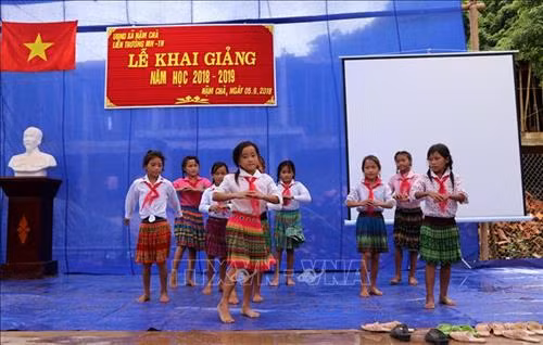 Dù khó khăn tới trường, nhưng các em vẫn hồn nhiên múa hát trong Lễ khai giảng năm học mới. Ảnh: Việt Hoàng – TTXVN