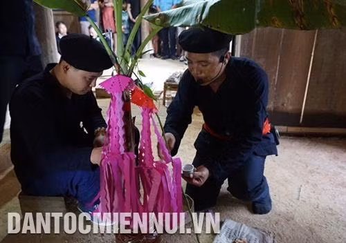 Thầy cúng làm lễ cho người được giải hạn - nối số. Ảnh: Hoàng Hải