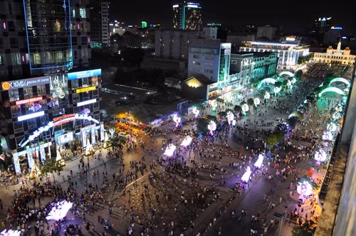 Tối ngày 31/12/2015, hàng triệu người dân TP. Hồ Chí Minh, du khách quốc tế náo nức tập trung về khu vực trung tâm và các khu vui chơi, giải trí để chào đón năm mới 2016. Ảnh: TTXVN