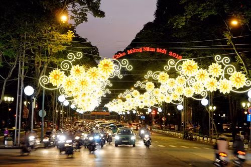 Từ 0h đến 0h 15 phút ngày 1/1/2016, TP. Hồ Chí Minh tổ chức bắn pháo hoa tầm cao tại khu vực đầu đường hầm sông Sài Gòn (phường Thủ Thiêm, quận 2) và bắn pháo hoa tầm thấp tại Công viên Văn hóa Đầm Sen (quận 11) chào đón năm mới 2016.