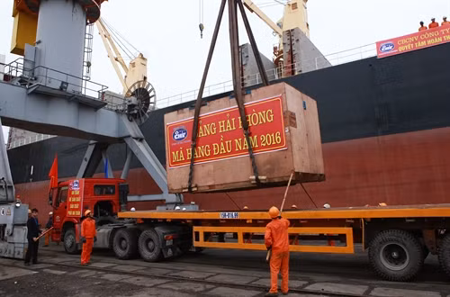 Sáng 1/1/2016, tại Chi nhánh Cảng Hoàng Diệu, Công ty cổ phần Cảng Hải Phòng tổ chức Lễ ra quân đầu năm và đón mã hàng đầu tiên trong năm mới 2016. Năm 2015, tổng sản lượng hàng hóa thông qua cảng của Công ty cổ phần Cảng Hải Phòng đạt khoảng 32 triệu tấn chiếm 45% thị phần hàng hóa qua khu vực Hải Phòng. Trong ảnh: Lễ đón mã hàng đầu tiên năm 2016 qua cảng Hải Phòng. Ảnh: Lâm Khánh – TTXVN