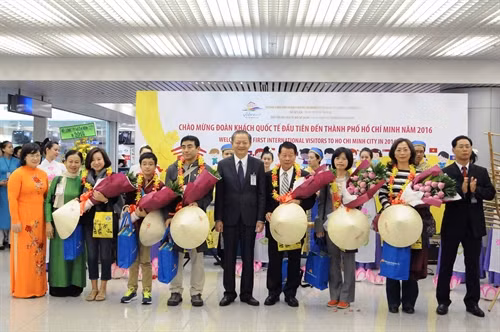 Sáng 1/1/2016, tại Cảng hàng không quốc tế Tân Sơn Nhất, Sở Du lịch TP. Hồ Chí Minh tổ chức Lễ đón đoàn khách du lịch quốc tế đầu tiên đến TP. Hồ Chí Minh trong năm mới 2016. Trong ảnh: Đại diện lãnh đạo thành phố Hồ Chí Minh tặng hoa đón khách du lịch quốc tế đến TP. Hồ Chí Minh trong năm mới 2016 tại Cảng Hàng không quốc tế Tân Sơn Nhất. Ảnh: An Hiếu – TTXVN