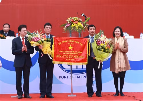 Sáng 1/1/2016, tại Chi nhánh Cảng Hoàng Diệu, Công ty cổ phần Cảng Hải Phòng tổ chức Lễ ra quân đầu năm và đón mã hàng đầu tiên trong năm mới 2016. Năm 2015, tổng sản lượng hàng hóa thông qua cảng của Công ty cổ phần Cảng Hải Phòng đạt khoảng 32 triệu tấn chiếm 45% thị phần hàng hóa qua khu vực Hải Phòng. Trong ảnh: Công ty cổ phần Cảng Hải Phòng đón nhận Cờ thi đua xuất sắc của Bộ Giao thông vận tải. Ảnh: Lâm Khánh – TTXVN