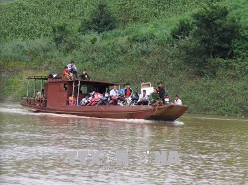Để đến bản Pơ Nang, xã Tân Hợp, huyện Mộc Châu (Sơn La) phải đi thuyền do đường bộ đã bị chia cắt. Ảnh: Hữu Quyết - TTXVN