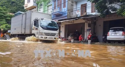 Đường giao thông qua thị trấn Đồng Mỏ, huyện Chi Lăng bị ngập sâu (ảnh chụp trưa 17/8). Ảnh: Hoàng Hùng - TTXVN