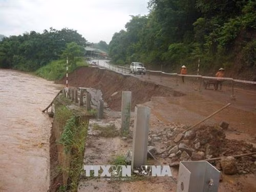 Quốc lộ 6 đoạn qua xã Chiềng Hặc, huyện Yên Châu hư hỏng nặng do mưa lũ. Ảnh: Nguyễn Chiến - TTXVN