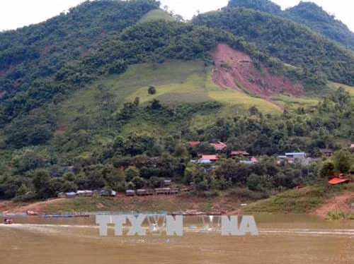 Bản Pơ Nang, xã Tân Hợp, huyện Mộc Châu (Sơn La) nằm phía dưới một dãy núi lớn khả năng đất đá sạt lở xuống là rất cao. Ảnh: Hữu Quyết - TTXVN