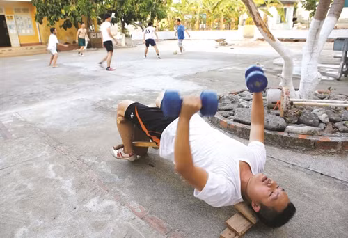 Một góc xã đảo Song Tử Tây Hệ thống điện gió trên đảo Song Tử Tây Lớp học ở xã đảo Song Tử Tây, nơi “ươm mầm” cho các thế hệ tương lai ở Trường Sa Chăn nuôi gia cầm góp phần đảm bảo dinh dưỡng cho các bữa ăn Các chiến sĩ tập thể dục, thể thao, rèn luyện sức khỏe vào buổi chiều hàng ngày