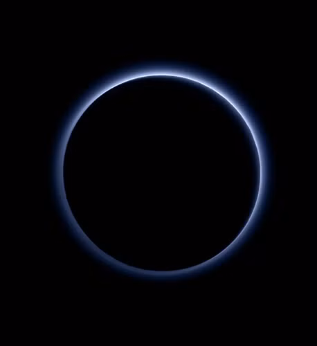 Trong ảnh (ảnh do tàu "New Horizons" ghi lại được NASA công bố ngày 8/10): Lớp mây mù khí quyển màu xanh lam của sao Diêm Vương. AFP/TTXVN