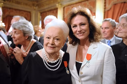 Ngôi sao Olivia de Havilland (trái) chụp ảnh với nữ diễn viên Anh Jacqueline Bisset (phải) tại Paris, Pháp ngày 9/9/2010. AFP/TTXVN