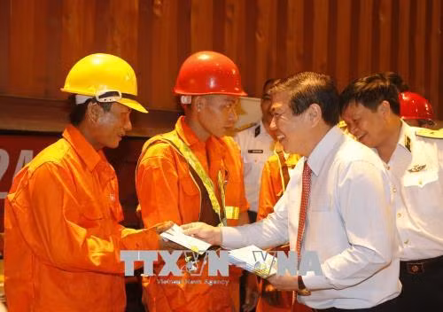 Ông Nguyễn Thành Phong, Chủ tịch UBND Thành phố Hồ Chí Minh thăm hỏi, tặng quà công nhân cảng Cát Lái (Thành phố Hồ Chí Minh). Ảnh: Hoàng Hải-TTXVN