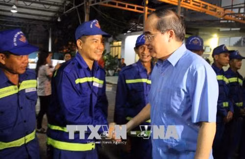 Tối 15/2/2018 (30 Tết), tại Chi nhánh Môi trường đô thị Gia Định thuộc Công ty TNHH Một thành viên Môi trường đô thị Thành phố Hồ Chí Minh, đoàn công tác của Thành ủy, Ủy ban nhân dân, Hội đồng nhân dân, Ủy ban Mặt trận Tổ quốc Việt Nam Thành phố Hồ Chí Minh do đồng chí Nguyễn Thiện Nhân, Ủy viên Bộ Chính trị, Bí thư Thành ủy Thành phố Hồ Chí Minh làm trưởng đoàn đến thăm và chúc Tết công nhân vệ sinh môi trường. Trong ảnh: Bí thư Thành ủy Thành phố Hồ Chí Minh Nguyễn Thiện Nhân thăm và chúc Tết công nhân vệ sinh môi trường. Ảnh: Xuân Dự - TTXVN