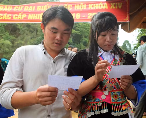 Cử tri dân tộc Mông kiểm tra các thông tin trên thẻ cử tri tại điểm bỏ phiếu số 1 xã biên giới Tri Lễ, huyện Quế Phong. Ảnh: Thanh Tùng- TTXVN