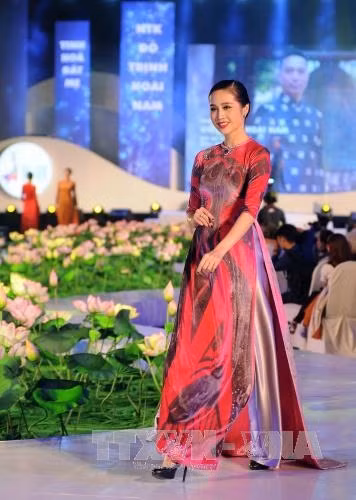Bộ sưu tập áo dài “Tinh hoa đất Mẹ” của nhà thiết kế Trịnh Đỗ Hoài Nam tại Lễ khai mạc. Ảnh: An Hiếu - TTXVN