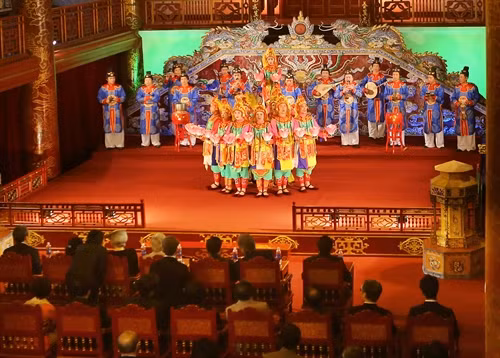 Các nghệ sỹ biểu diễn Nhã nhạc cung đình Huế tại Nhà hát Duyệt Thị Đường phục vụ Nhà vua Nhật Bản Akihito và Hoàng hậu Michiko đến thăm Cố đô Huế, ngày 4/3/2017. Ảnh: Hồ Cầu-TTXVN