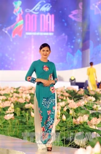 Trình diễn trang phục áo dài tại Lễ khai mạc. Ảnh: An Hiếu - TTXVN