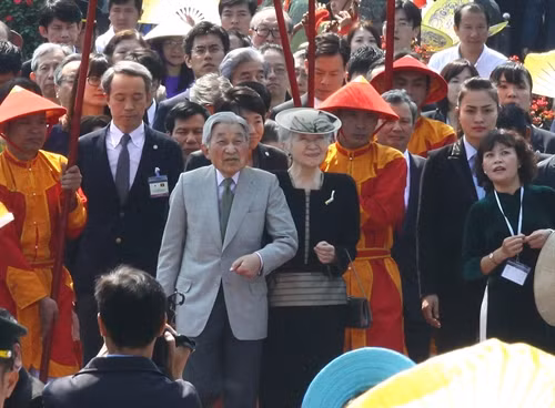 Nhà vua Nhật Bản Akihito và Hoàng hậu Michiko thăm Đại nội Huế. Ảnh: Hồ Cầu-TTXVN