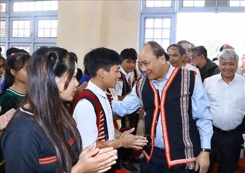 Thủ tướng Nguyễn Xuân Phúc phát biểu. Ảnh: Thống Nhất – TTXVN Thủ tướng Nguyễn Xuân Phúc đánh trống khai giảng năm học mới 2018-2019 tại Trường Phổ thông Dân tộc nội trú huyện Tu Mơ Rông, tỉnh Kon Tum. Ảnh: Thống Nhất – TTXVN Thủ tướng Nguyễn Xuân Phúc với học sinh Trường Dân tộc nội trú huyện Tu Mơ Rông, tỉnh Kon Tum. Ảnh: Thống Nhất – TTXVN