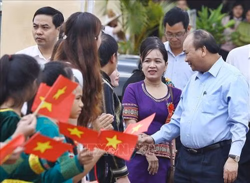Thủ tướng Nguyễn Xuân Phúc phát biểu. Ảnh: Thống Nhất – TTXVN Thủ tướng Nguyễn Xuân Phúc đánh trống khai giảng năm học mới 2018-2019 tại Trường Phổ thông Dân tộc nội trú huyện Tu Mơ Rông, tỉnh Kon Tum. Ảnh: Thống Nhất – TTXVN Thủ tướng Nguyễn Xuân Phúc với học sinh Trường Dân tộc nội trú huyện Tu Mơ Rông, tỉnh Kon Tum. Ảnh: Thống Nhất – TTXVN