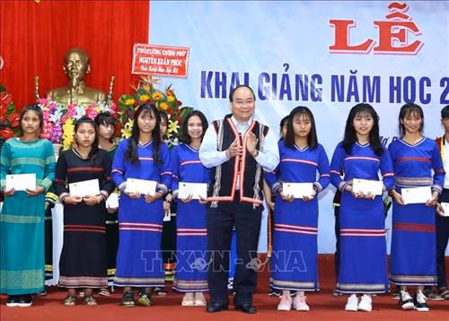 Thủ tướng Nguyễn Xuân Phúc tặng quà cho học sinh Trường Phổ thông Dân tộc nội trú huyện Tu Mơ Rông, tỉnh Kon Tum. Ảnh: Thống Nhất – TTXVN