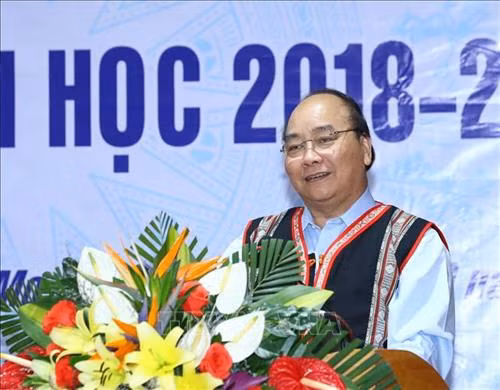 Thủ tướng Nguyễn Xuân Phúc phát biểu. Ảnh: Thống Nhất – TTXVN Thủ tướng Nguyễn Xuân Phúc đánh trống khai giảng năm học mới 2018-2019 tại Trường Phổ thông Dân tộc nội trú huyện Tu Mơ Rông, tỉnh Kon Tum. Ảnh: Thống Nhất – TTXVN Thủ tướng Nguyễn Xuân Phúc với học sinh Trường Dân tộc nội trú huyện Tu Mơ Rông, tỉnh Kon Tum. Ảnh: Thống Nhất – TTXVN