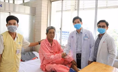 Niềm vui của bác sỹ, bệnh nhân và người nhà khi bệnh nhân chuẩn bị được xuất viện. Ảnh: TTXVN phát