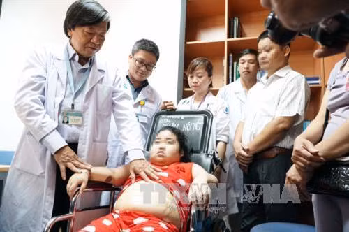 Bệnh nhi sau khi phẫu thuật bóc u tuyến thượng thận. Ảnh: Phương Vy - TTXVN