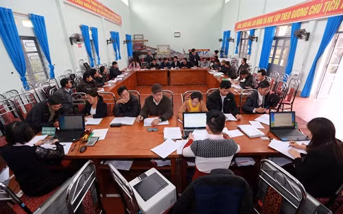 Giao dịch giải ngân vốn vay tại điểm giao dịch xã Đồng Thịnh, huyện Định Hóa. Ảnh: Trần Việt - TTXVN