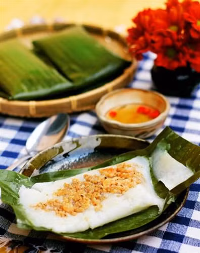 Bên cạnh bánh bèo và bánh bột lọc, bánh nậm là món ẩm thực truyền thống đặc trưng của xứ Huế. Ảnh: Võ Mạnh Lân