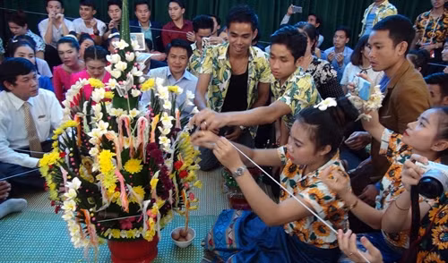Trang trí mâm lễ vật đón Tết Bunpimay.