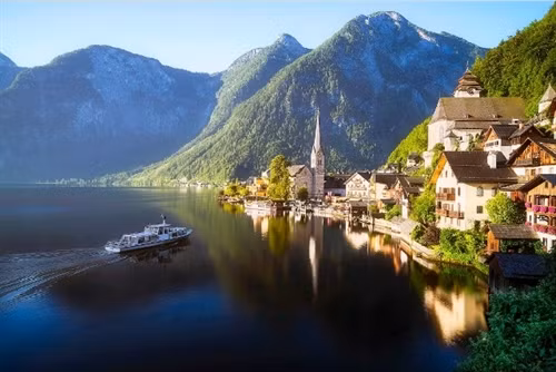Tàu thủy là phương tiện duy nhất để đến được làng Hallstatt .