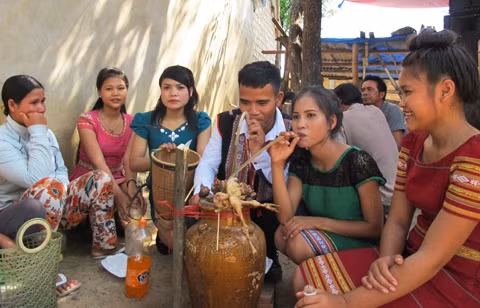 Cô dâu, chú rể cùng các phụ dâu, phụ rể uống ghè rượu do họ hàng mời.