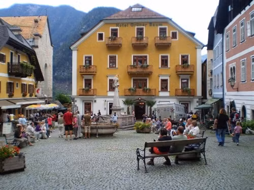 Mỗi năm Hallstatt đón hàng triệu du khách ghé thăm.