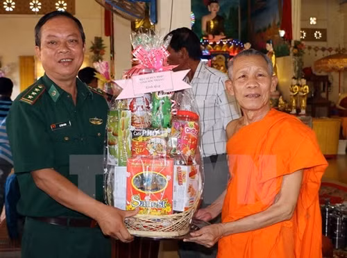 Lãnh đạo Bộ đội Biên phòng Sóc Trăng tặng quà sư sãi Khmer. Ảnh: Trung Hiếu/TTXVN