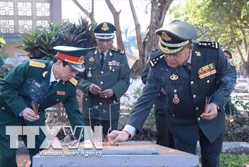 Ngày 4/1/2019, nhân kỷ niệm 40 năm Ngày Chiến thắng Chiến tranh bảo vệ biên giới Tây Nam của Tổ quốc và cùng nhân dân Campuchia chiến thắng chế độ diệt chủng Pol Pot (7/1/1979 - 7/1/2019), Đoàn cán bộ cấp cao Bộ Tư lệnh Quân khu I do Đại tướng Houth Chheang - Phó Tư lệnh Lục quân kiêm Tư lệnh Quân khu I, Quân đội Hoàng gia Campuchia làm Trưởng đoàn và lãnh đạo 3 tỉnh Rattanakiri, Strung Treng, Muldulkiri - Vương quốc Campuchia đến viếng Nghĩa trang Liệt sỹ Đức Cơ, tỉnh Gia Lai. Trong ảnh: Các đại biểu thắp hương tại lễ viếng. Ảnh: TTXVN