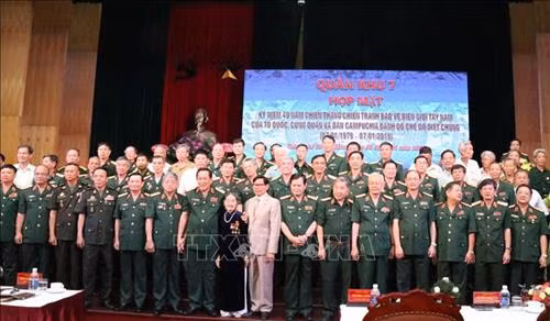 Các đại biểu tham dự chụp ảnh lưu niệm cùng các tướng lĩnh nguyên lãnh đạo Bộ Quốc phòng, lãnh đạo, nguyên lãnh đạo Quân khu 7 và các đại biểu Campuchia. Ảnh: Xuân Khu-TTXVN