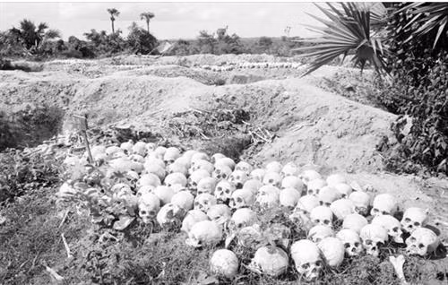 Những hố chôn tập thể người dân vô tội bị bọn diệt chủng Pol Pot - Ieng Sary sát hại, được phát hiện sau ngày giải phóng 7/1/1979 tại “cánh đồng chết” Choeung Ek, cách Thủ đô PhnomPenh khoảng 17km về phía Nam. Choeung Ek là hố chôn người khổng lồ và kinh hoàng nhất trong số gần 100 mồ chôn tập thể trên khắp đất nước Campuchia. Ảnh: TTXVN