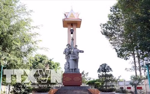 Đài tưởng niệm Đoàn 125 Campuchia (xã Long Giao, Cẩm Mỹ, Đồng Nai), nơi khắc ghi tình hữu nghị, đoàn kết giữa Việt Nam-Campuchia trong chiến thắng bè lũ Pol Pot. Ảnh: TTXVN
